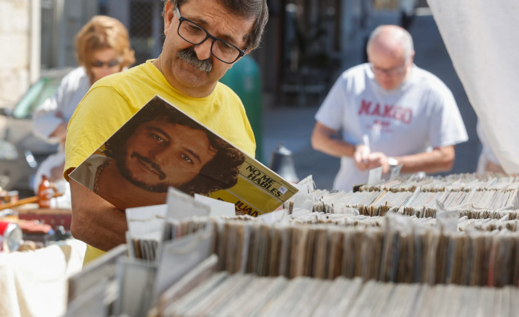 Cambados da una segunda vida a trastos y a antigüedades