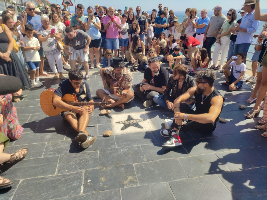 Reportaje | Heredeiros da Crus ya tienen su estrella de mar en el paseo de la fama de Castiñeiras