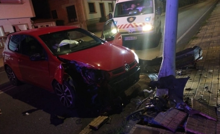 Un conductor de Ribadumia sufre quemaduras por el airbag tras chocar contra una farola en Cambados