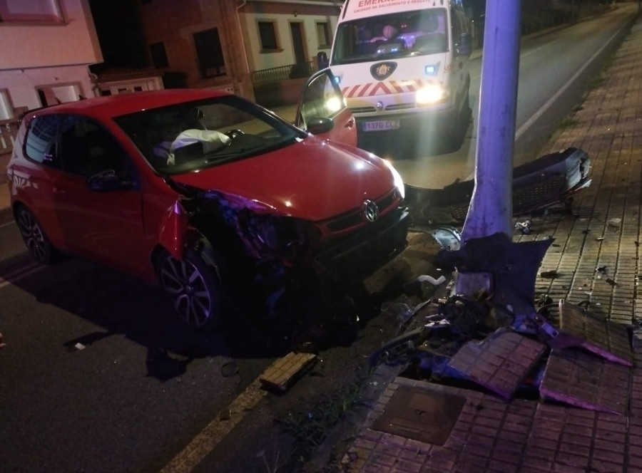 Un conductor de Ribadumia sufre quemaduras por el airbag tras chocar contra una farola en Cambados