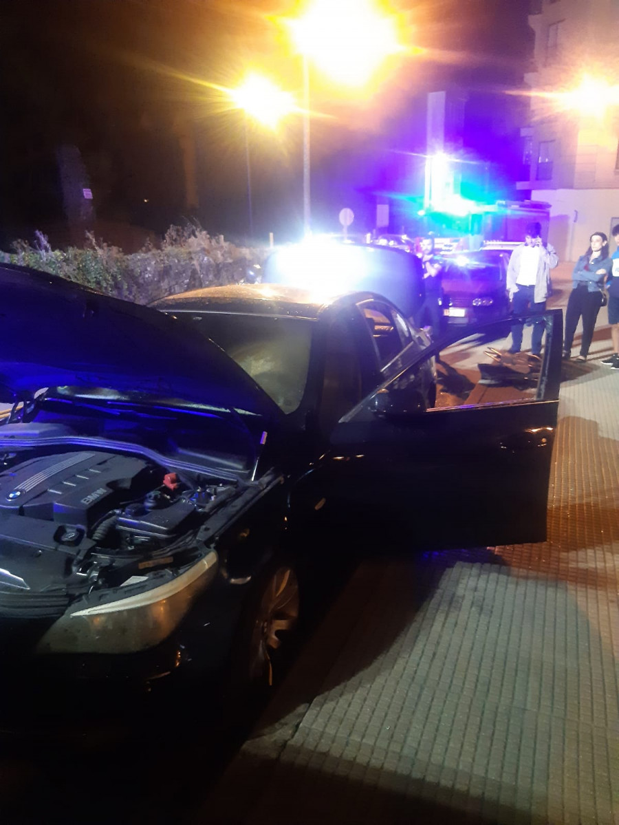 Arde un coche aparcado en el barrio de Os Duráns de Vilagarcía