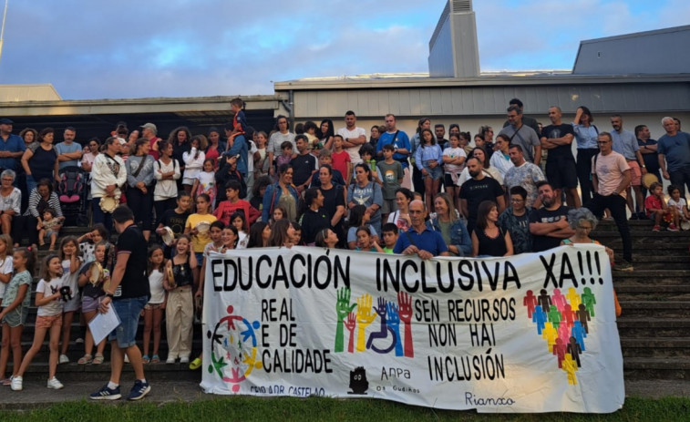 Las familias del colegio Castelao de Rianxo exigen a la Xunta que cumpla con el desdoble “pactado”