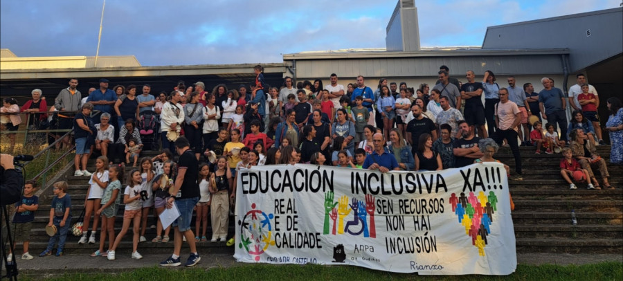 Las familias del colegio Castelao de Rianxo exigen a la Xunta que cumpla con el desdoble “pactado”