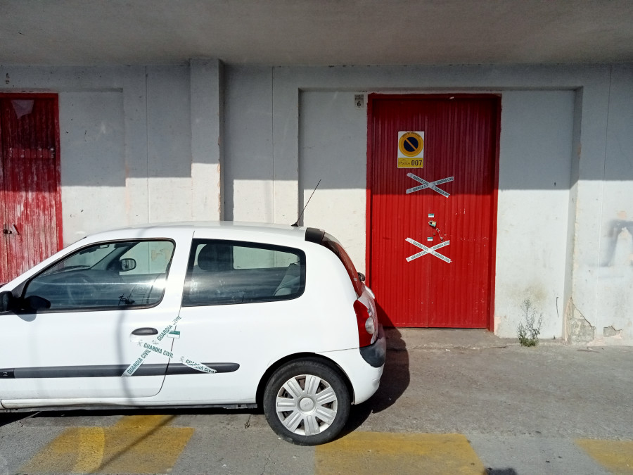 La Guardia Civil detiene a un hombre y precinta un coche y una chabola en una antigua lonja de Ribeira