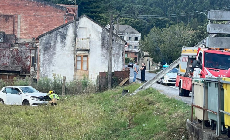 Heridas dos personas en un accidente de tráfico registrado en la carretera AC-305, en Cespón, en Boiro