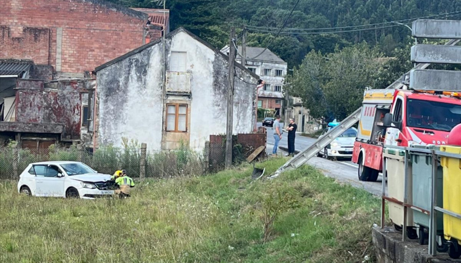 Heridas dos personas en un accidente de tráfico registrado en la carretera AC-305, en Cespón, en Boiro