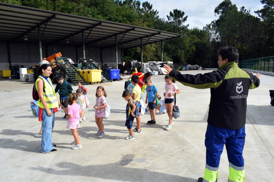 Los niños de la escuela de verano de Valga visitan en Punto Limpo