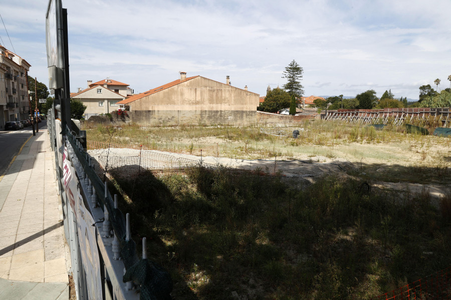 La hierba toma la parcela del cuartel de Cambados, con la obra parada desde hace ocho meses y sin fecha de reanudación