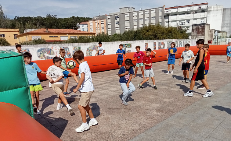 Cerca de 200 jóvenes deportistas participaron en el Día del Amigo del Natural Sport en la Praza de España de Ribeira