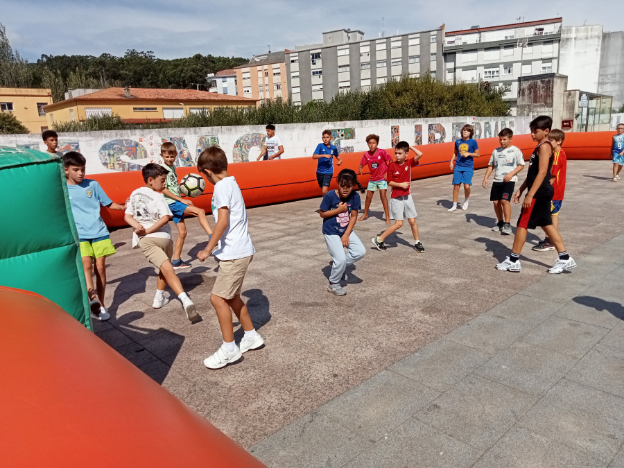 Cerca de 200 jóvenes deportistas participaron en el Día del Amigo del Natural Sport en la Praza de España de Ribeira