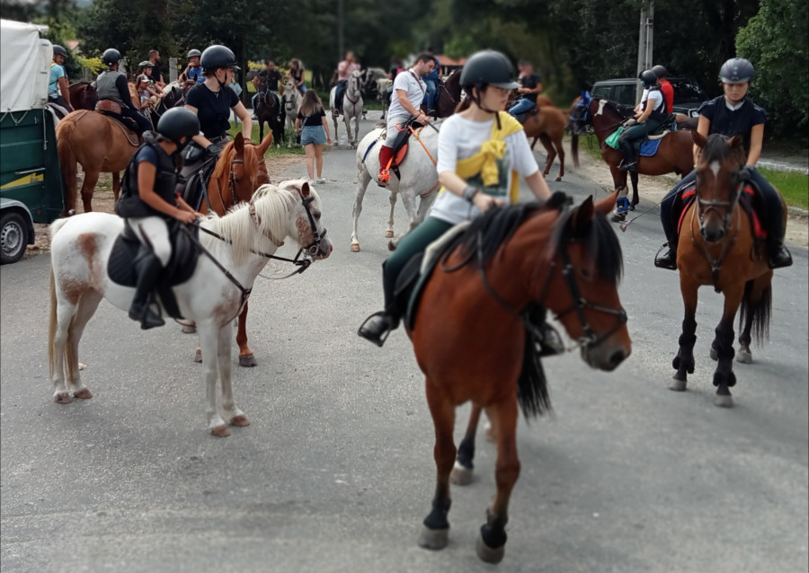 Una treintena de jinetes de diferentes edades participa en una ruta caballar de 19 kilómetros dentro de las fiestas de Oleiros, en Ribeira