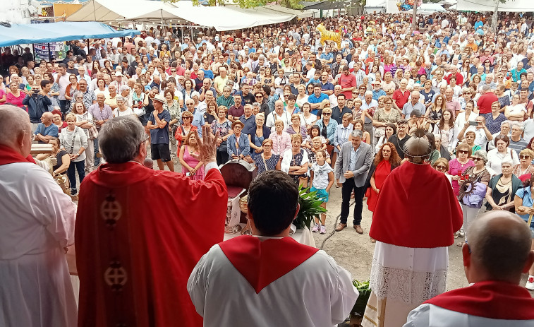 Reportaje | Madres, embarazadas y miles de romeros acuden fieles a su cita con San Ramón de Bealo