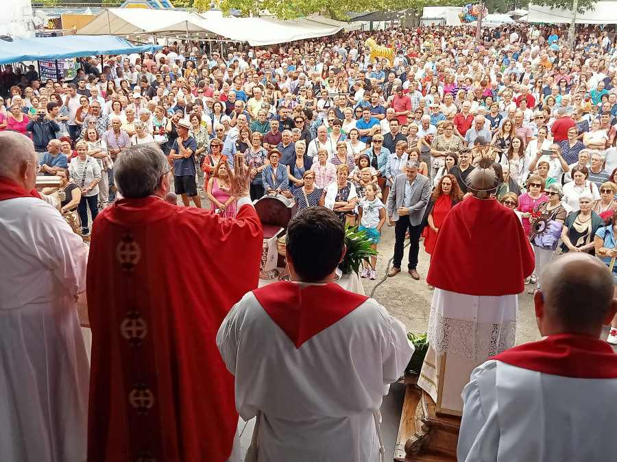 Reportaje | Madres, embarazadas y miles de romeros acuden fieles a su cita con San Ramón de Bealo