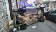 Un coche vuelca en Corvillón tras impactar contra otros estacionados