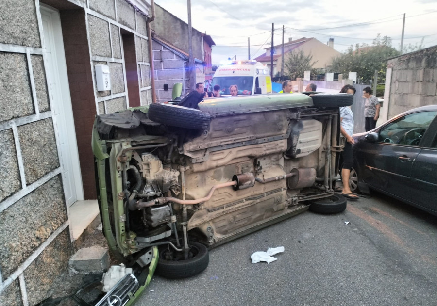 Un coche vuelca en Corvillón tras impactar contra otros estacionados