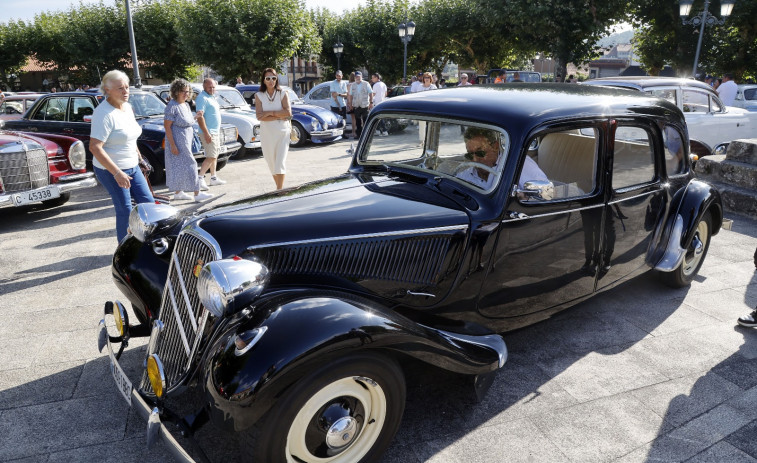 La I Concentración de Coches Clásicos en Meis fue todo un éxito de participación