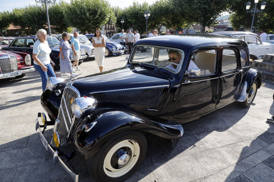 La I Concentración de Coches Clásicos en Meis fue todo un éxito de participación