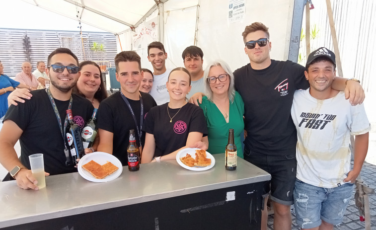 Más de 200 personas asisten a la VIII Festa da Empanada de Oleiros y agotan todas las existencias