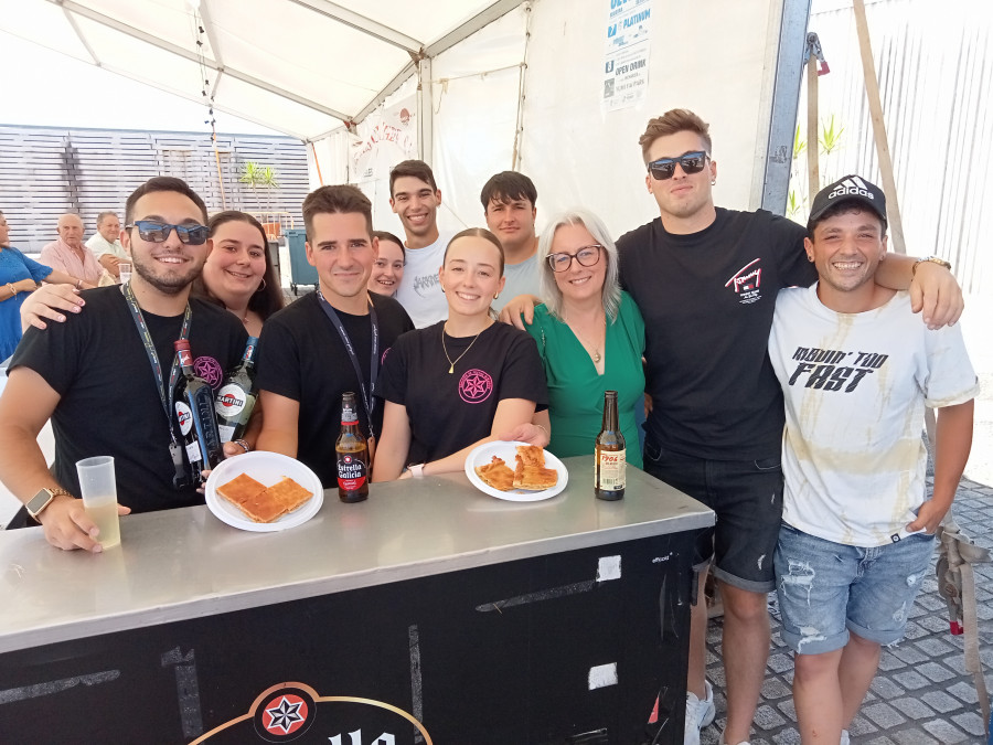 Más de 200 personas asisten a la VIII Festa da Empanada de Oleiros y agotan todas las existencias