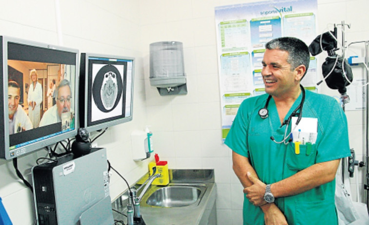 Tato Vázquez, coordinador de Urgencias del Hospital do Salnés, recibe el Premio Médicos y Pacientes