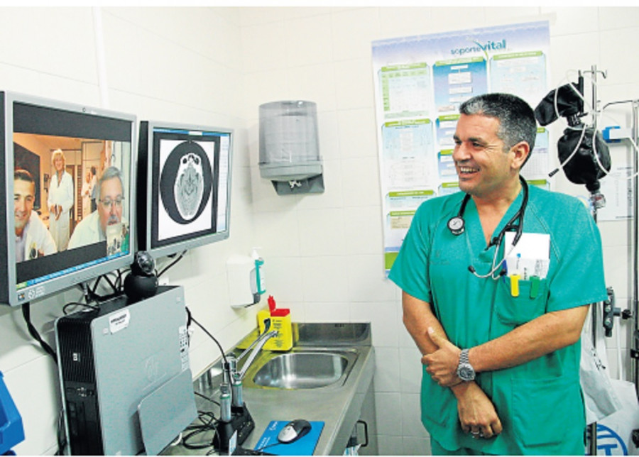 Tato Vázquez, coordinador de Urgencias del Hospital do Salnés, recibe el Premio Médicos y Pacientes