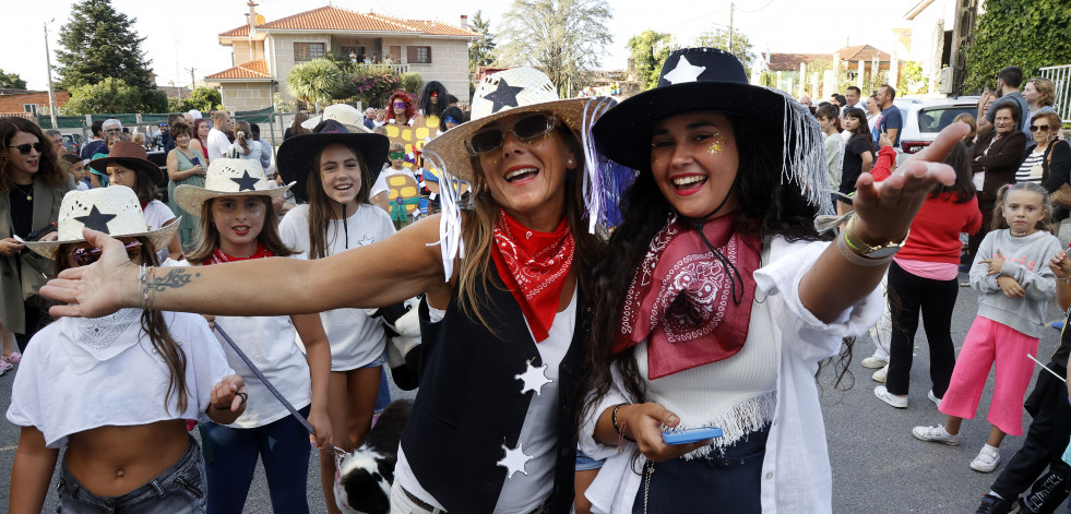 Desfile de carrozas en Santa Plácida de Rubiáns