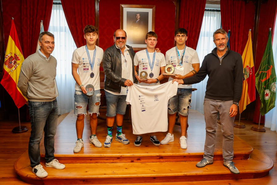 Alberto Varela y Carlos Coira reciben a los piragüistas de As Torres