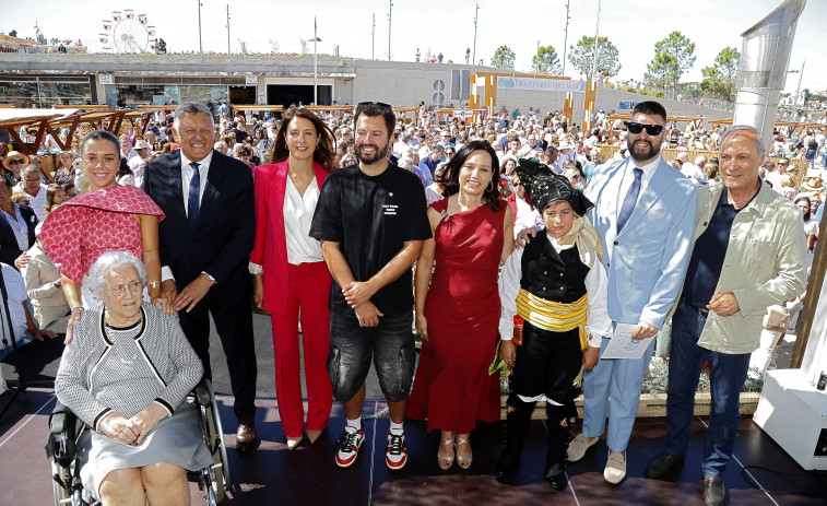 Lola Villalustre y Xurxo Carreño reciben las Cebolas de Ouro en una Praza dos Barcos abarrotada