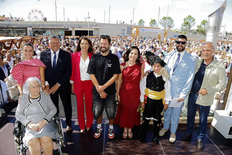 Lola Villalustre y Xurxo Carreño reciben las Cebolas de Ouro en una Praza dos Barcos abarrotada