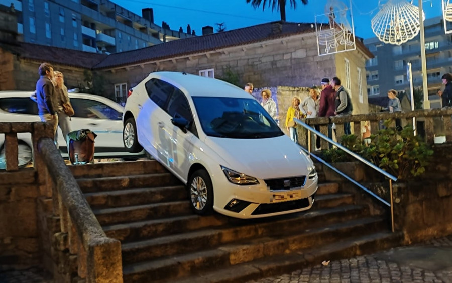 Un coche acaba atascado en unas escaleras de Sanxenxo y sus ocupantes culpan al GPS