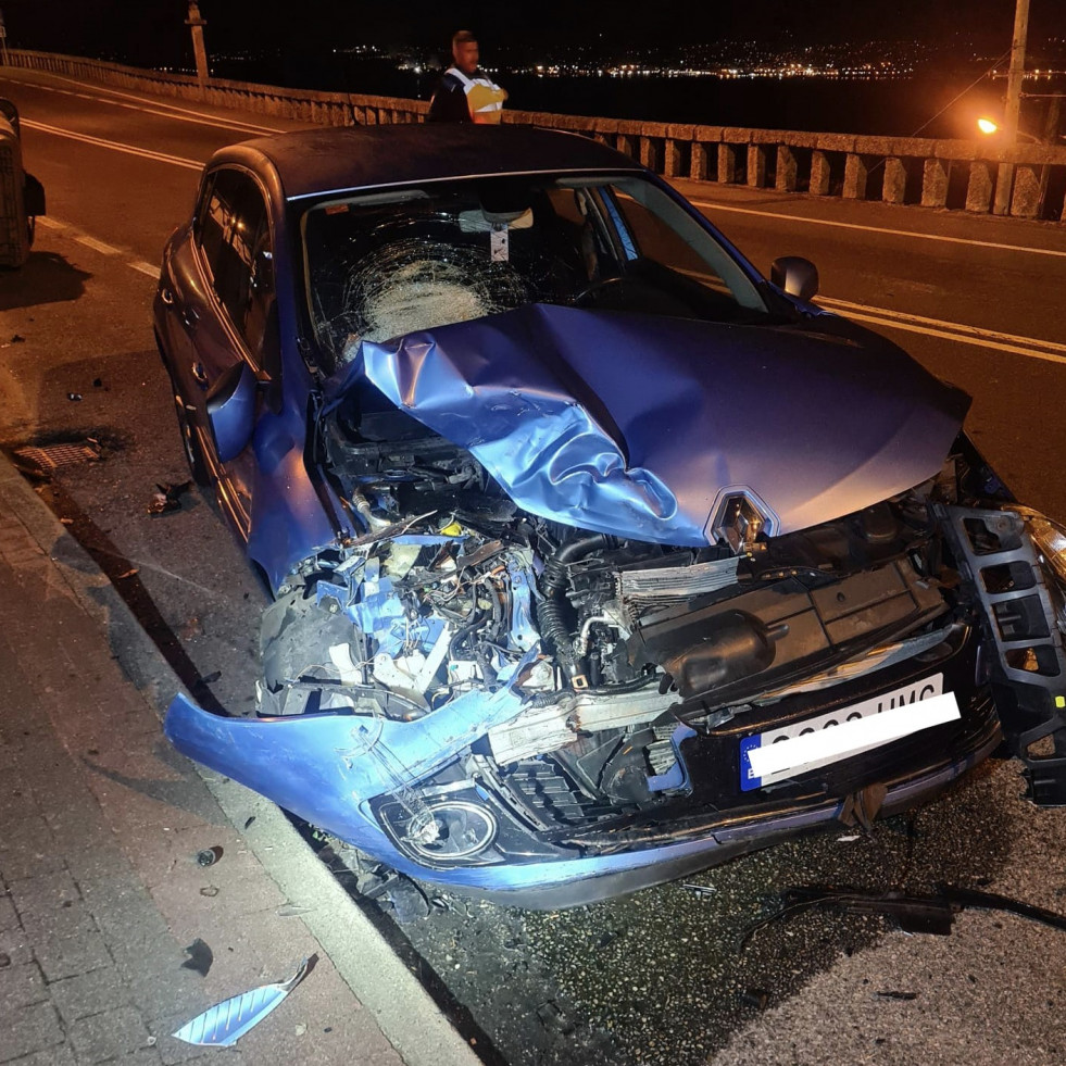 Un coche destroza otro vehículo aparcado en Sanxenxo