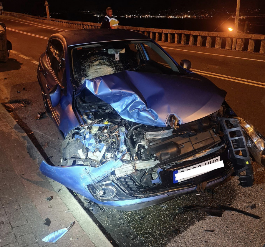 Un coche destroza otro vehículo aparcado en Sanxenxo