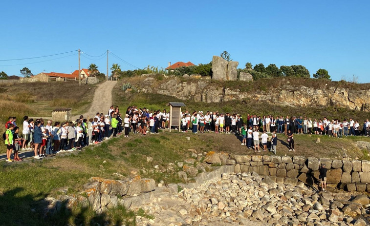 Cientos de personas marchan en Aguiño en beneficio de la AECC y rinden homenaje a Josefa Abraldes