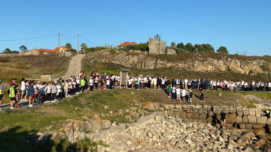 Cientos de personas marchan en Aguiño en beneficio de la AECC y rinden homenaje a Josefa Abraldes