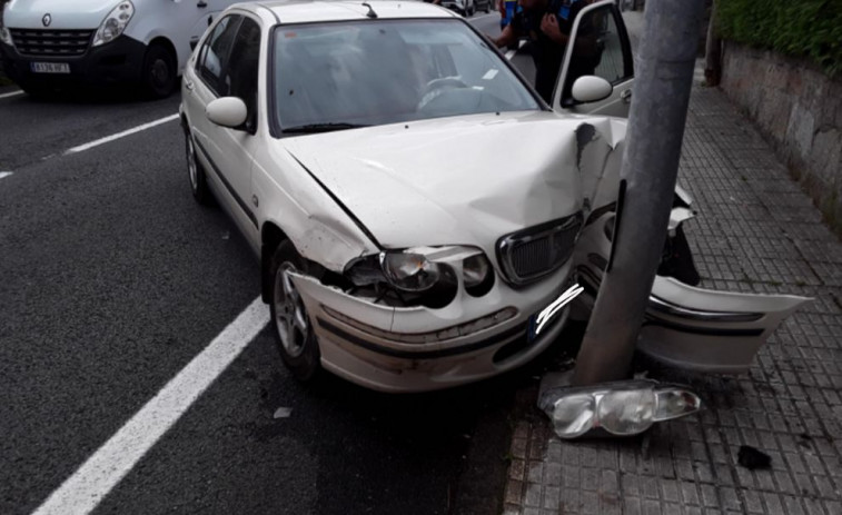 Trasladan al Hospital a un conductor que chocó contra una pala y contra una farola en Cornazo