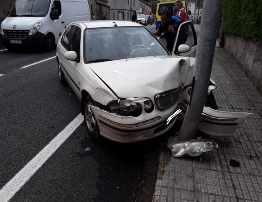 Trasladan al Hospital a un conductor que chocó contra una pala y contra una farola en Cornazo