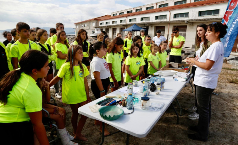 El CNS Vilagarcía inicia el curso con una jornada de limpieza en la playa