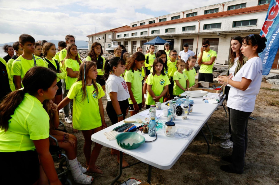 El CNS Vilagarcía inicia el curso con una jornada de limpieza en la playa