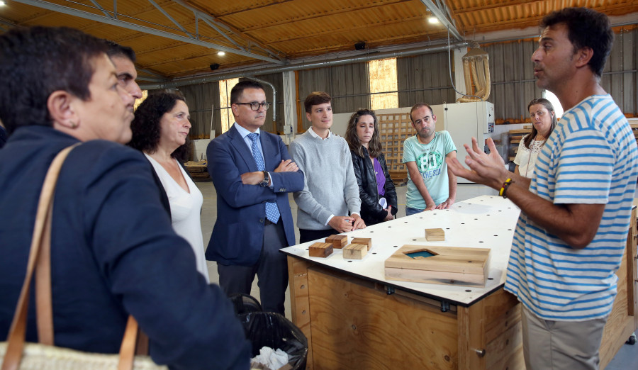 La Xunta pone de ejemplo el taller Frouma, del ribeirense Fran Millán, como el relevo generacional en la carpintería