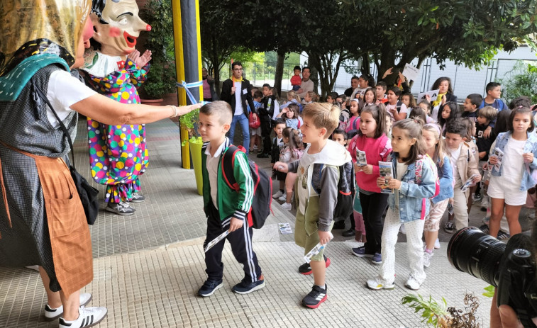 Una aventura con regreso al futuro: García Caamaño se apunta a la vuelta al cole en el CEIP Rubiáns