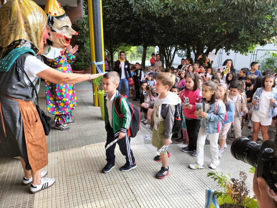 Una aventura con regreso al futuro: García Caamaño se apunta a la vuelta al cole en el CEIP Rubiáns