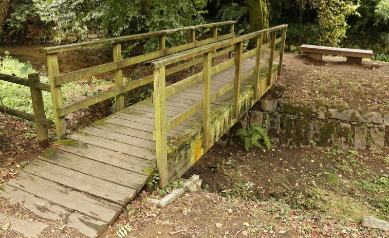 Siguen las mejoras en el parque de A Coca: Ahora le toca al puente de madera