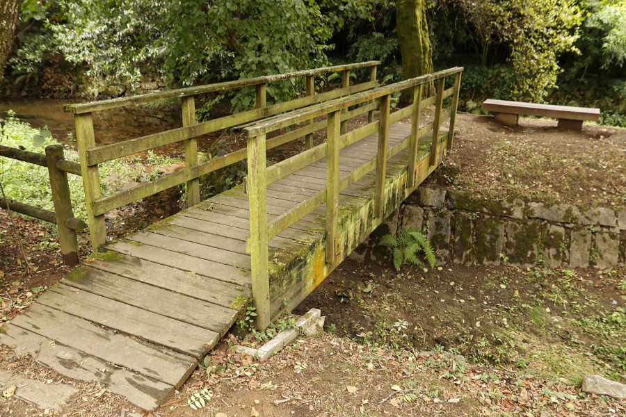 Siguen las mejoras en el parque de A Coca: Ahora le toca al puente de madera