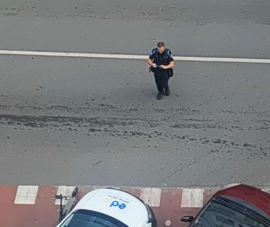 Dos heridos leves tras un choque entre un coche y un patinete y un atropello, ambos en Doutor Tourón