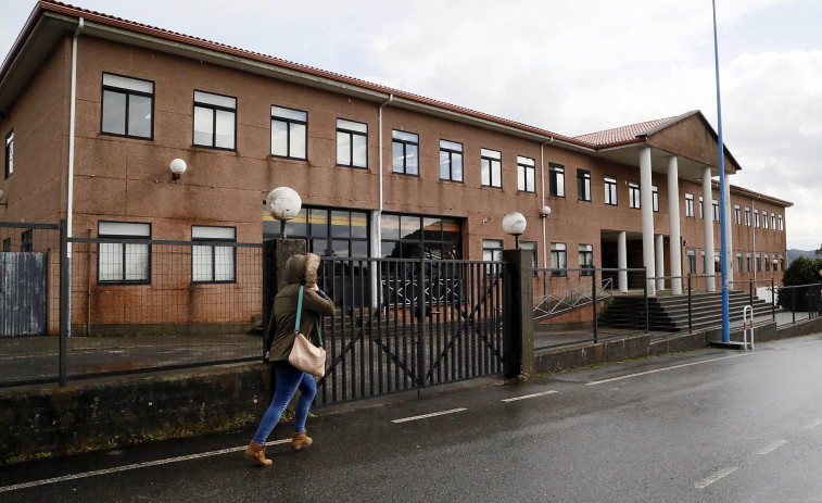 Educación se compromete a licitar una mejora alternativa en el colegio de Baión en otoño por 700.000 euros