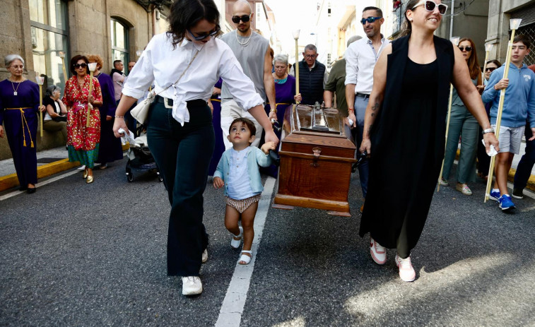 Fervor en una multitudinaria procesión del Nazareno con cuatro ataúdes