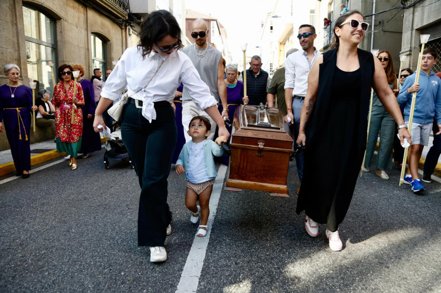 Fervor en una multitudinaria procesión del Nazareno con cuatro ataúdes