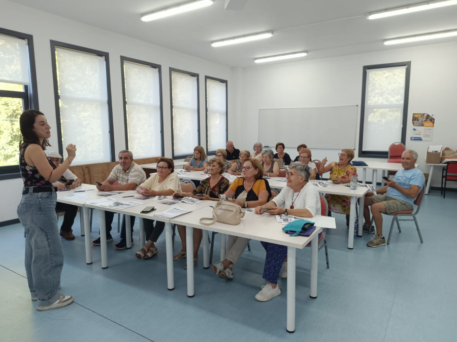 Pedir cita con el médico online o ir al cajero del banco: Catoira enseña a sus mayores a defenderse con las tecnologías