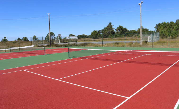 Ribeira estrena pistas deportivas para la práctica de tenis en la parroquia de Corrubedo