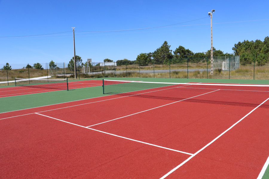 Ribeira estrena pistas deportivas para la práctica de tenis en la parroquia de Corrubedo